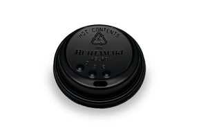 Schwarzer Deckel für Kaffeebecher, passend für 300ml und 400ml, mit Trinköffnung und Recycling-Symbol, aus Kunststoff.